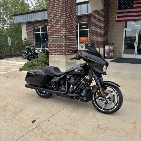 2025 Harley-Davidson® Street Glide® Midnight Firestorm - Black Finish thumb 3