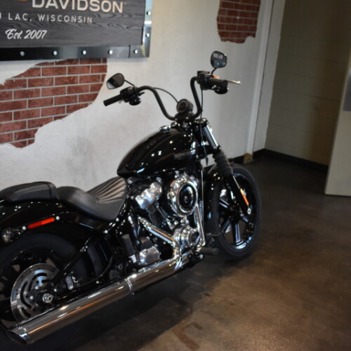 2025 Harley-Davidson® Street Bob® Vivid Black w/Cast Wheels thumb 2