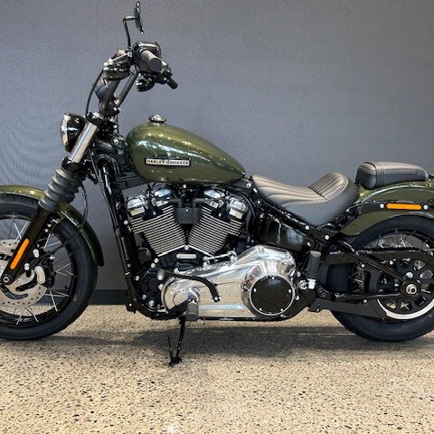 2026 Harley-Davidson® Street Bob™ Olive Steel Metallic Chrome Laced Wheels thumb 0