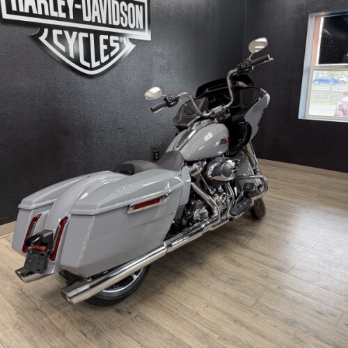 2026 Harley-Davidson® Road Glide® thumb 2