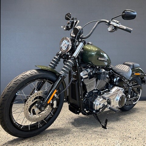 2026 Harley-Davidson® Street Bob™ Olive Steel Metallic Chrome Laced Wheels thumb 1