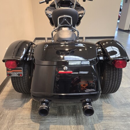 2023 Harley-Davidson® Road Glide® 3 Vivid Black - Black Finish FLTRT thumb 2