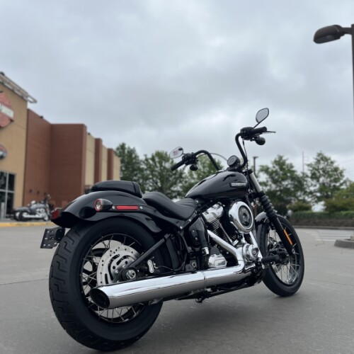 2026 Harley-Davidson® FXBB Street Bob® Vivid Black thumb 2