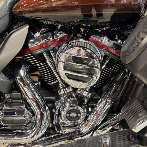 2019 Harley-Davidson® CVO™ Limited Auburn Sunglo & Black Hole with Rich Bourbon  FLHTKSE thumb 2