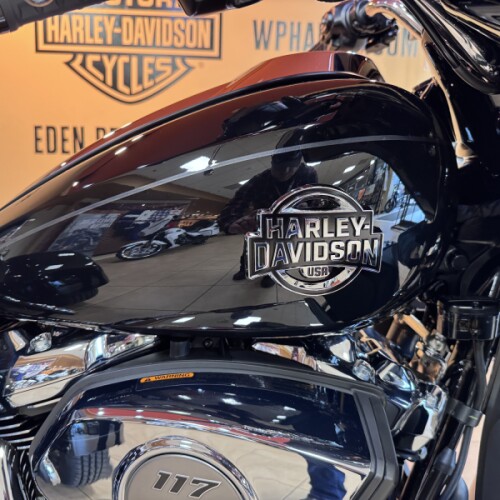 2026 Harley-Davidson® Street Glide 3 Limited Vivid Black Chrome Trim thumb 3