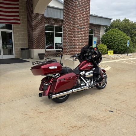 2017 Harley-Davidson® Street Glide® Special Velocity Red Sunglo thumb 2