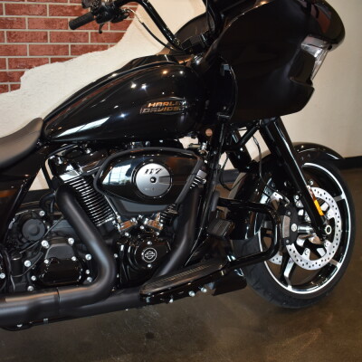 2026 Harley-Davidson® Road Glide® Vivid Black Black Trim thumb 3