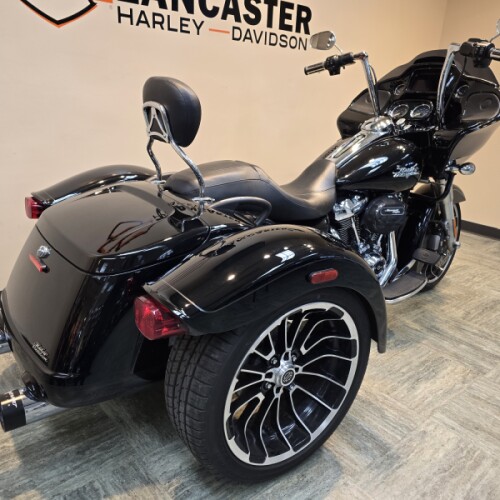 2023 Harley-Davidson® Road Glide® 3 Vivid Black - Black Finish FLTRT thumb 3