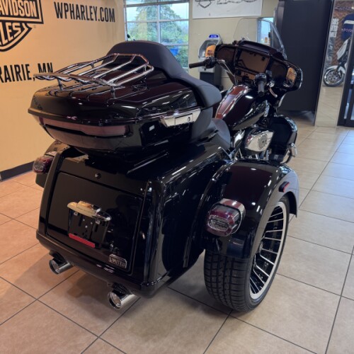 2026 Harley-Davidson® Street Glide 3 Limited Vivid Black Chrome Trim thumb 0