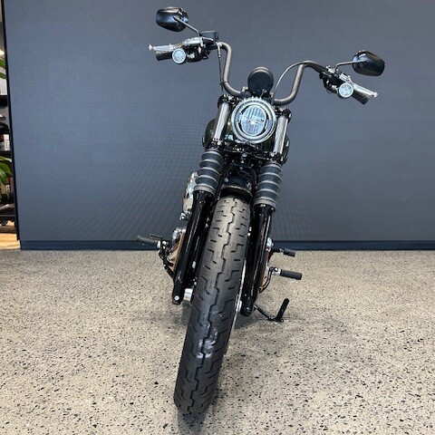 2026 Harley-Davidson® Street Bob™ Olive Steel Metallic Chrome Laced Wheels thumb 2