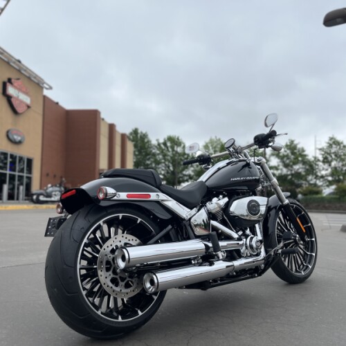 2026 Harley-Davidson® FXBR Breakout® Vivid Black thumb 2