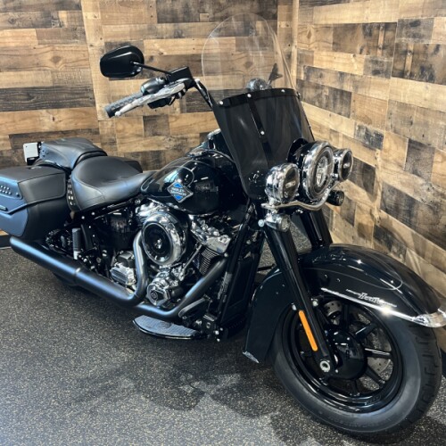 2026 Harley-Davidson® Heritage Classic Vivid Black Black Cast Wheels FLHC thumb 3