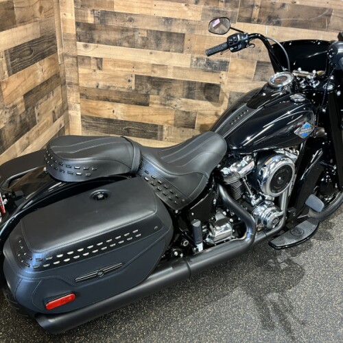 2026 Harley-Davidson® Heritage Classic Vivid Black Black Cast Wheels FLHC thumb 2