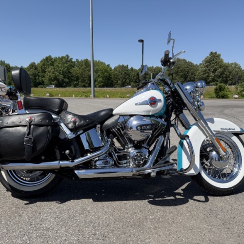 2017 Harley-Davidson® Heritage Softail® Classic Two-Tone Crushed Ice Pearl/Frosted Teal Pearl thumb 2