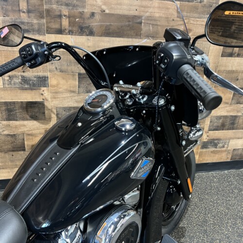 2026 Harley-Davidson® Heritage Classic Vivid Black Black Cast Wheels FLHC thumb 0
