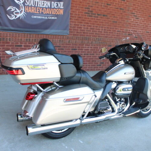 2018 Harley-Davidson® Electra Glide® Ultra Classic® Electric Blue/Silver Fortune thumb 2