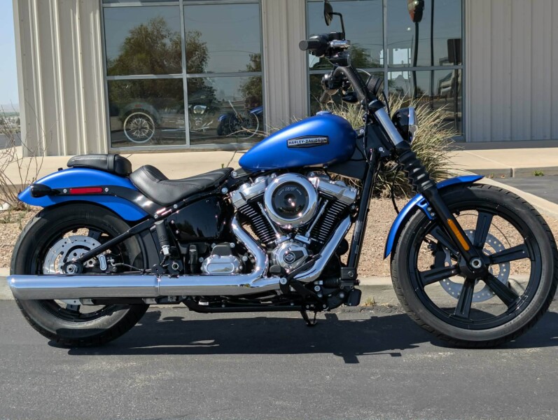 2026 Harley-Davidson® Street Bob® Aurora Blue Denim w/Cast Wheels
