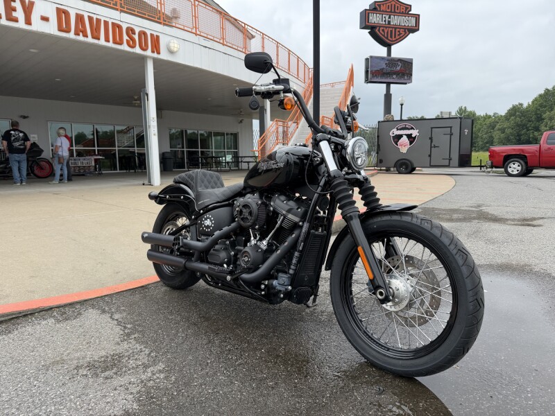 2018 Harley-Davidson® Street Bob® Vivid Black