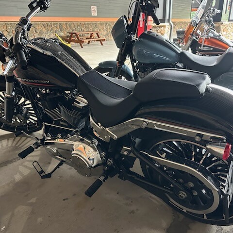 2024 Harley-Davidson® Breakout® 117 Vivid Black thumb 2