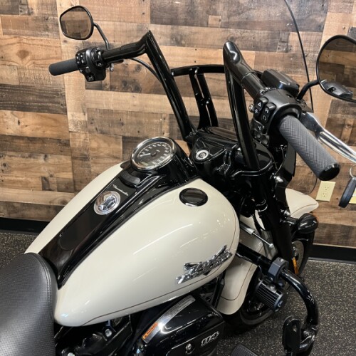 2023 Harley-Davidson® Freewheeler® White Sand Pearl FLRT thumb 0