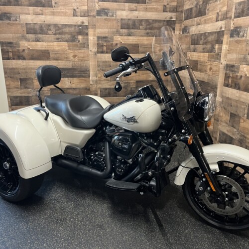 2023 Harley-Davidson® Freewheeler® White Sand Pearl FLRT thumb 3