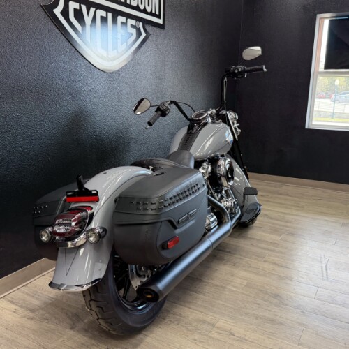 2026 Harley-Davidson Heritage Classic thumb 3