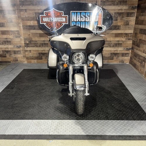 2023 Harley-Davidson® Tri Glide® Ultra Gray Haze/Silver Fortune thumb 3