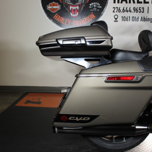 2021 CVO™ Street Glide® FLHXSE  thumb 3
