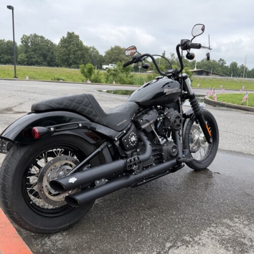 2018 Harley-Davidson® Street Bob® Vivid Black thumb 1