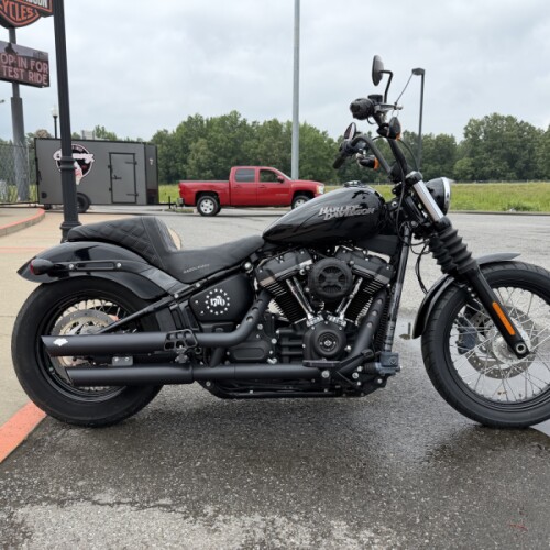 2018 Harley-Davidson® Street Bob® Vivid Black thumb 2