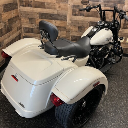 2023 Harley-Davidson® Freewheeler® White Sand Pearl FLRT thumb 2