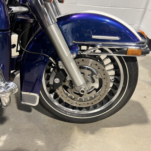 2010 Harley-Davidson® Electra Glide® Ultra Limited White Ice /Black Ice FLHTK thumb 2