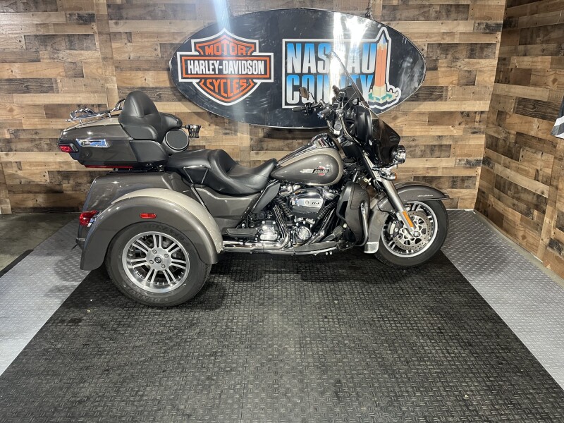 2023 Harley-Davidson® Tri Glide® Ultra Gray Haze/Silver Fortune