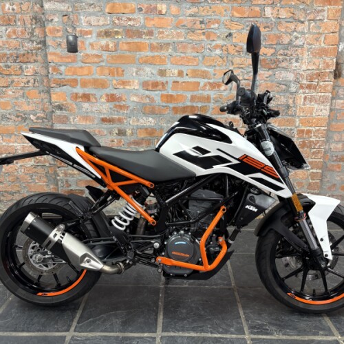 2018 KTM 125 Duke thumb 3