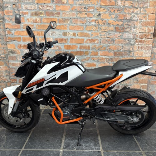 2018 KTM 125 Duke thumb 1
