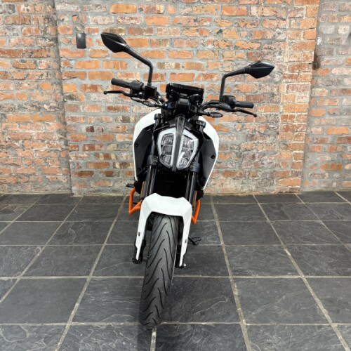 2018 KTM 125 Duke thumb 2
