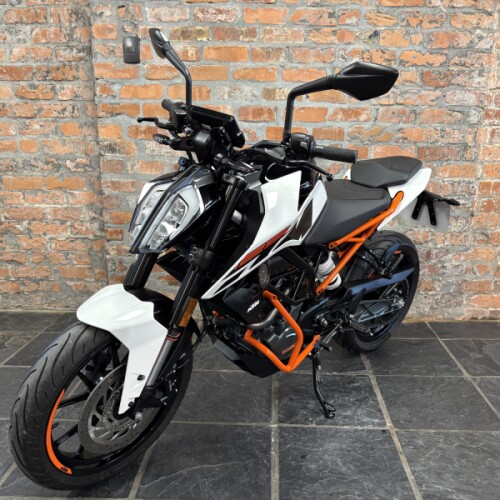 2018 KTM 125 Duke thumb 0