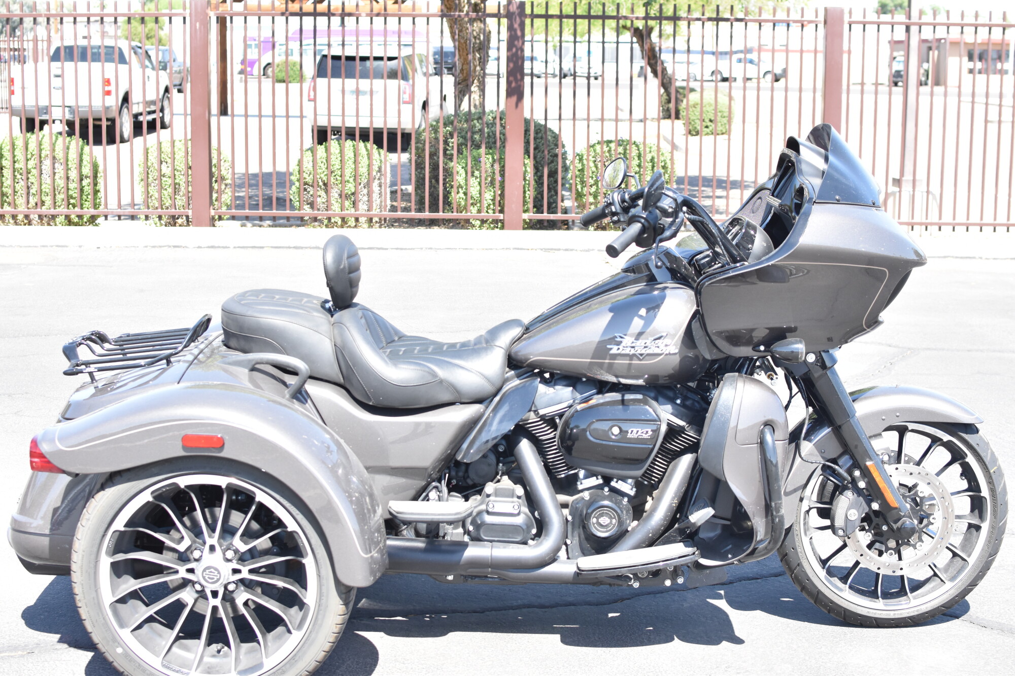 2023 Harley-Davidson® Freewheeler® Vivid Black FLRT | Desert Wind