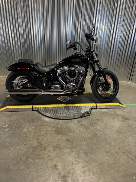 2026 Harley-Davidson® Street Bob® Vivid Black Chrome Cast Wheels