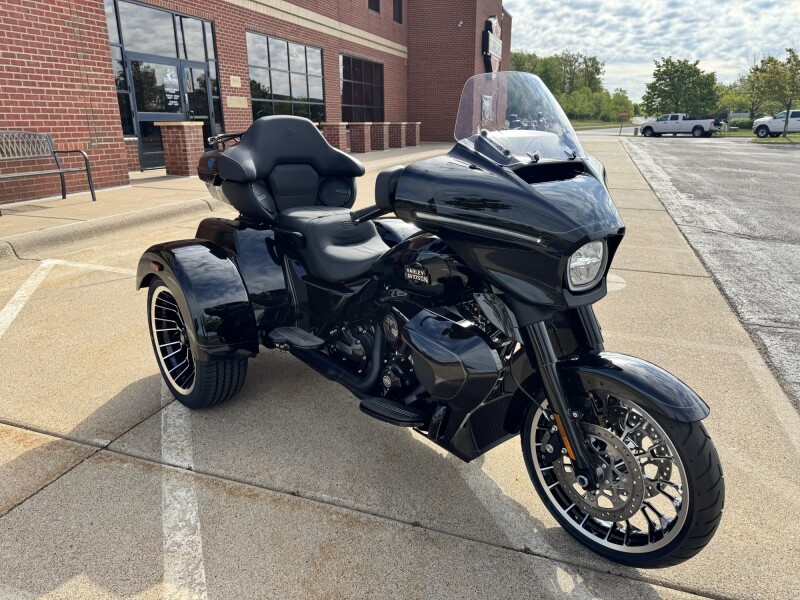 2026 Harley-Davidson® Street Glide 3 Limited Olive Steel Metallic / Vivid Black Black Trim
