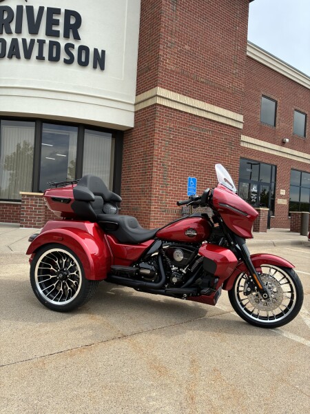 2026 Harley-Davidson® Street Glide 3 Limited Brilliant Red Black Trim