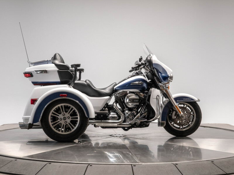 2015 HARLEY-DAVIDSON FLHTCUTG TRI GLIDE ULTRA in White Hot/ Blue Hot