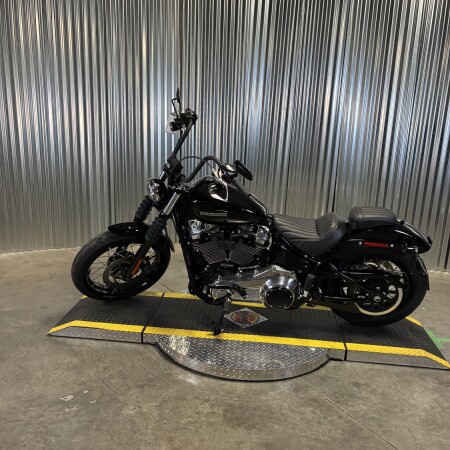 2026 Harley-Davidson® Street Bob® Vivid Black Chrome Cast Wheels thumb 1