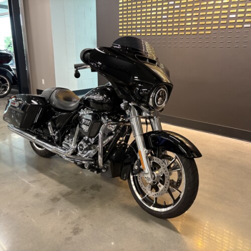 2023 Harley-Davidson® Street Glide® Vivid Black thumb 3