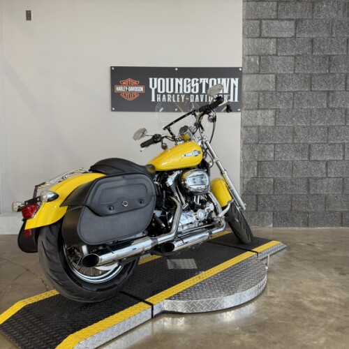 2017 Harley-Davidson® 1200 Custom XL1200C thumb 2