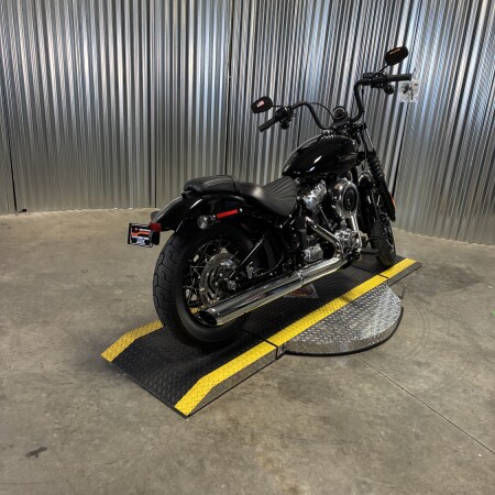 2026 Harley-Davidson® Street Bob® Vivid Black Chrome Cast Wheels thumb 3
