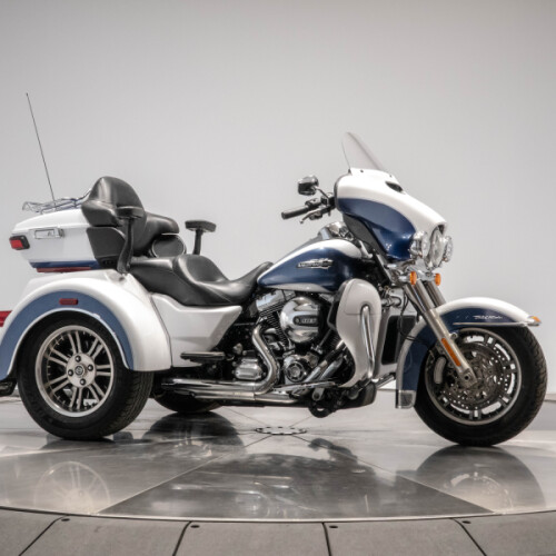 2015 HARLEY-DAVIDSON FLHTCUTG TRI GLIDE ULTRA in White Hot/ Blue Hot thumb 3