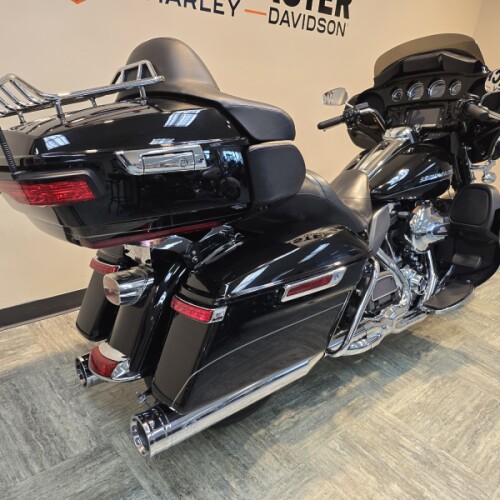 2015 Harley-Davidson® Ultra Limited Vivid Black FLHTK thumb 3