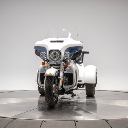 2015 HARLEY-DAVIDSON FLHTCUTG TRI GLIDE ULTRA in White Hot/ Blue Hot thumb 0