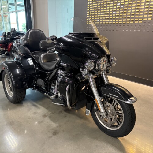 2021 Harley-Davidson® Tri Glide® Ultra Vivid Black thumb 3